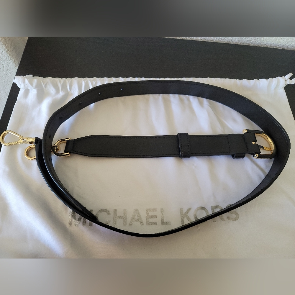 MICHAEL Michael Kors Stanton Barrell Bag - Picture 9 of 10